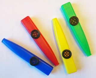 Kazoo blandade färger röd, blå, gul, grön i gruppen Instrument & tillbehör / Övriga instrument hos musikskolan.se (007)