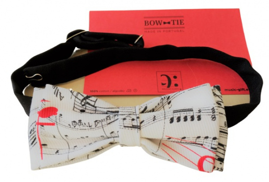 Fluga vit med notmönster