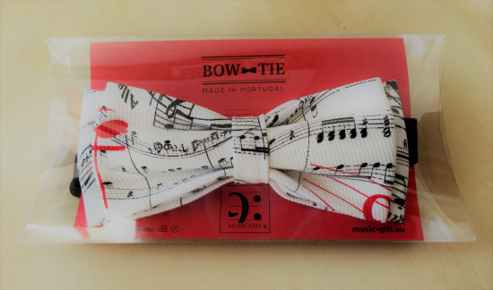 Fluga vit med notmönster