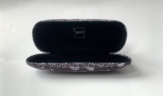 Glasögonfodral svart med notrader 