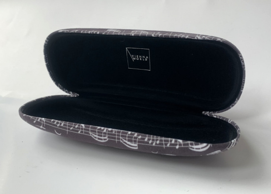 Glasögonfodral svart med notrader 